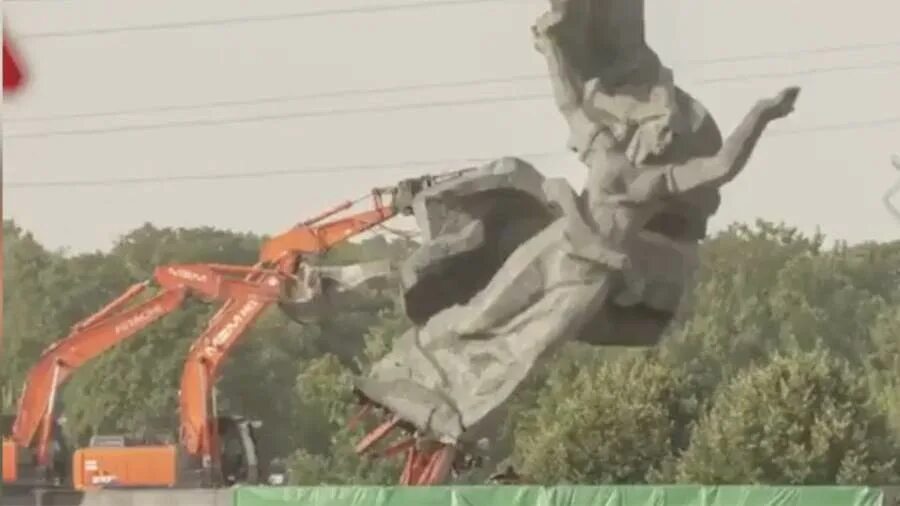 В канаде снесли памятник сс. Снесли памятник в Риге. Снос памятника в Риге 2022. Памятник Щорсу в Киеве снесли. Демонтаж памятников в Прибалтике.