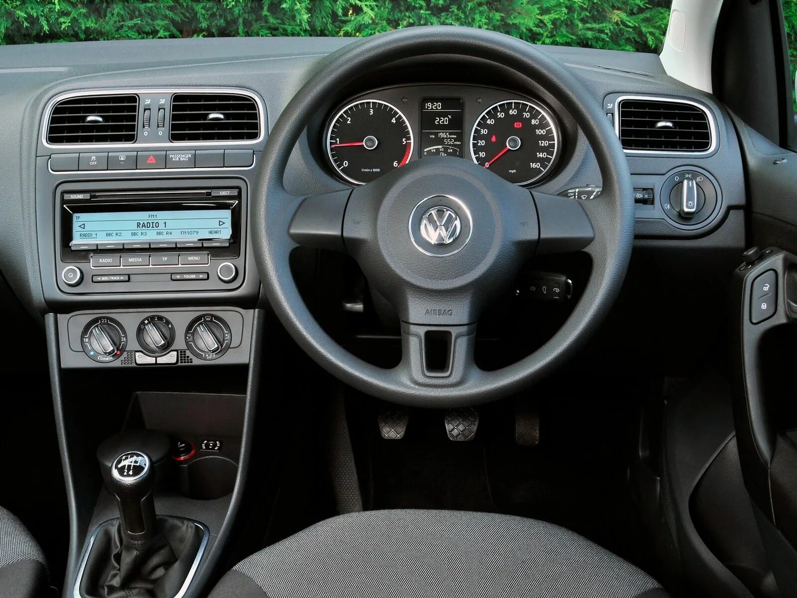 Автомат поло сколько. Фольксваген поло 4 салон. VW Polo Hatchback Interior. Volkswagen Polo 2010 салон. Фольксваген поло 2009 салон.