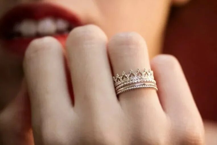 Кольцо в виде короны. Кольцо корона на пальце. Обручальное кольцо корона на пальце. Помолвочное кольцо в виде короны. Надеты кольца золотые