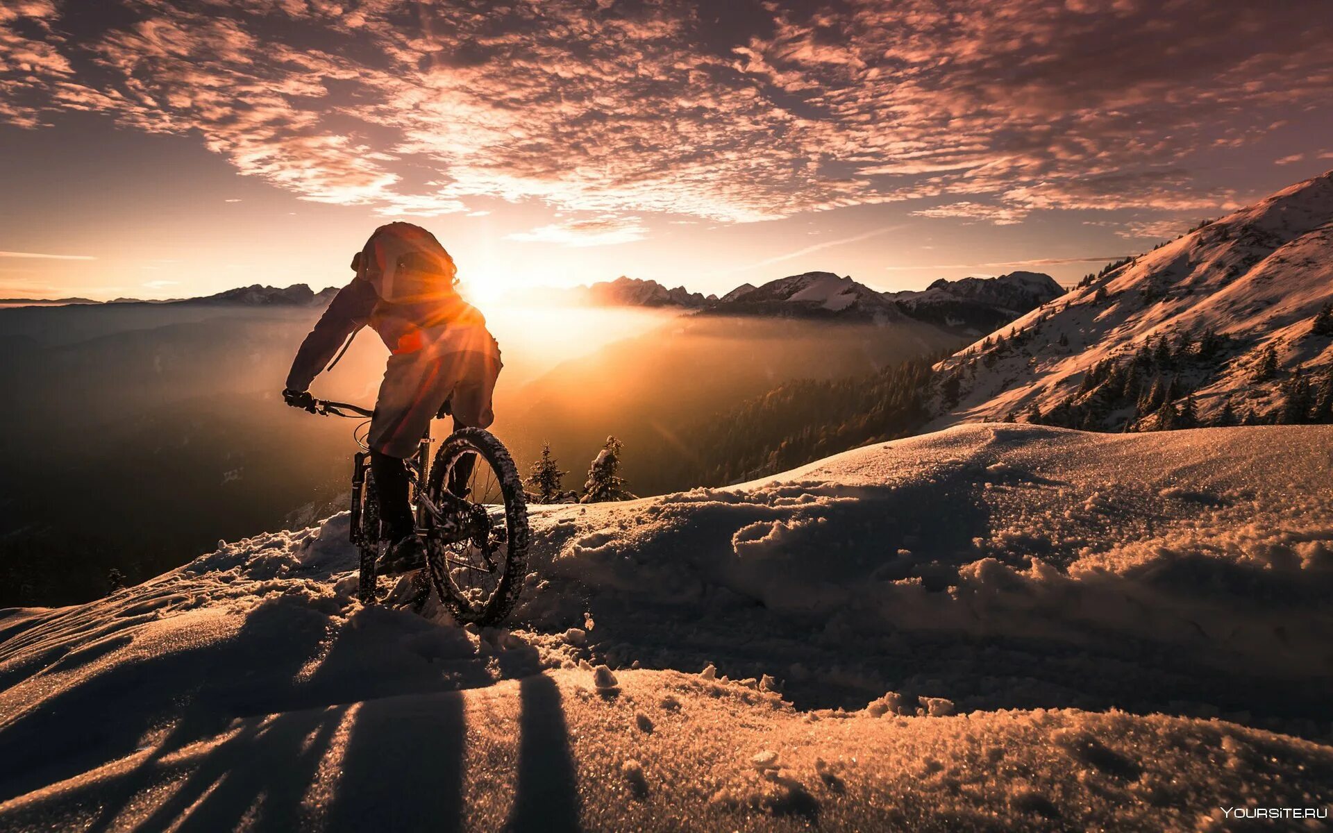Велосипед едет в гору. Красивые велосипеды. Велосипедист на закате. Велосипед в горах. Велосипедист на фоне гор.