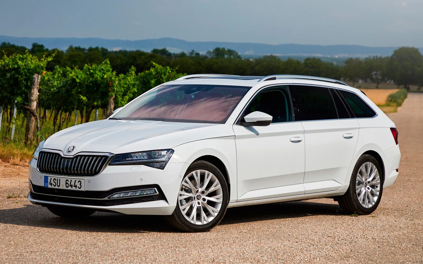 Шкода суперб полный привод. Škoda Superb 2022 универсал. Skoda Superb Combi 2020. Skoda Superb 2022 универсал. Skoda Superb Combi 2022.