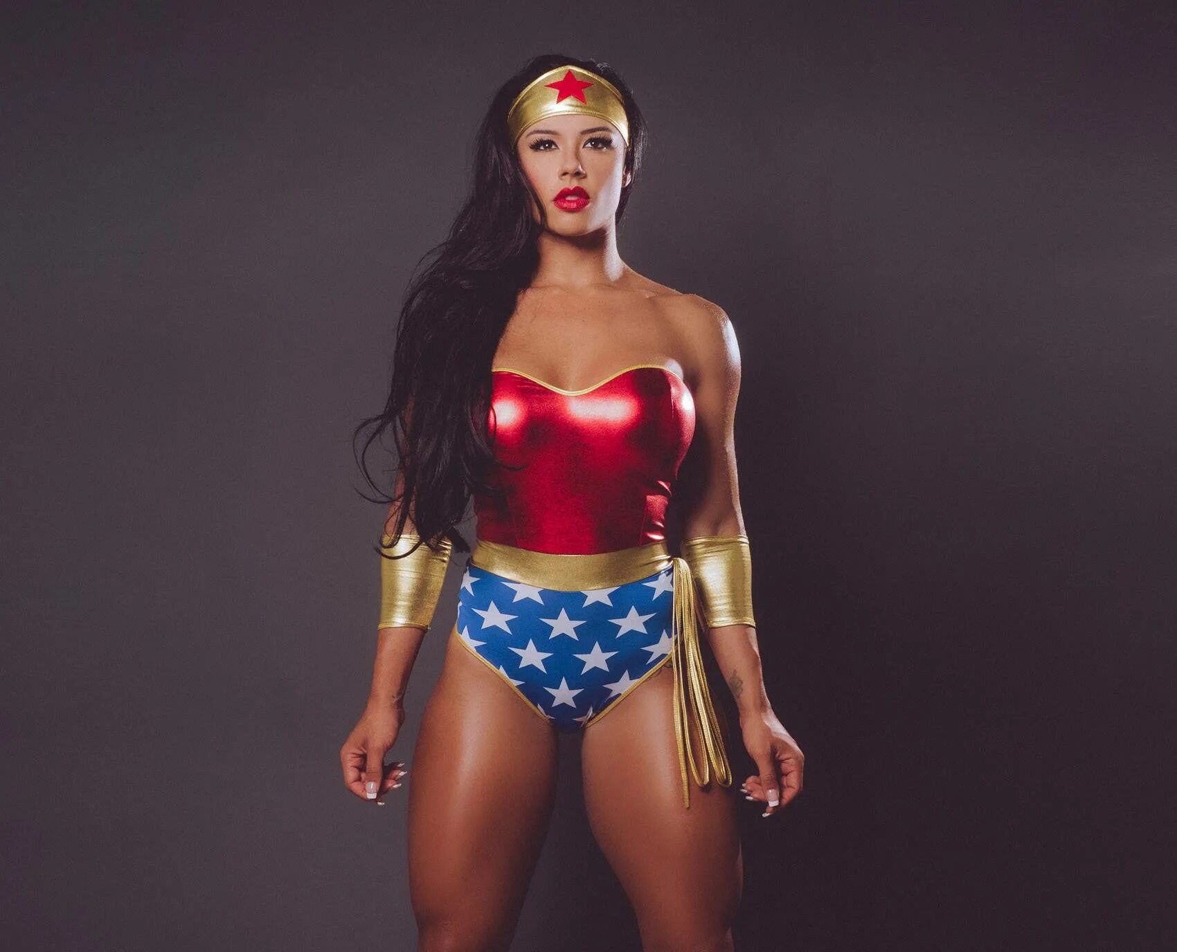 Wonder model. Sue-lasmar wonder woman. алисса loughran. косплеер alyssa loughran. вандер вумен косплей.