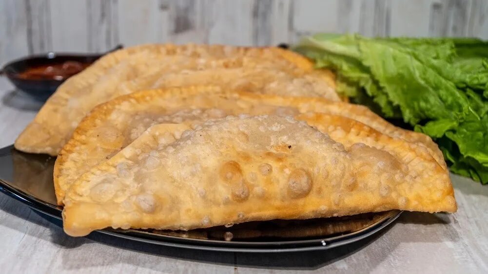 Рецепт сочных чебуреков с мясом. Чебуреки. чебуреки мясные. красивые чебуреки. чебуреки домашние с мясом.