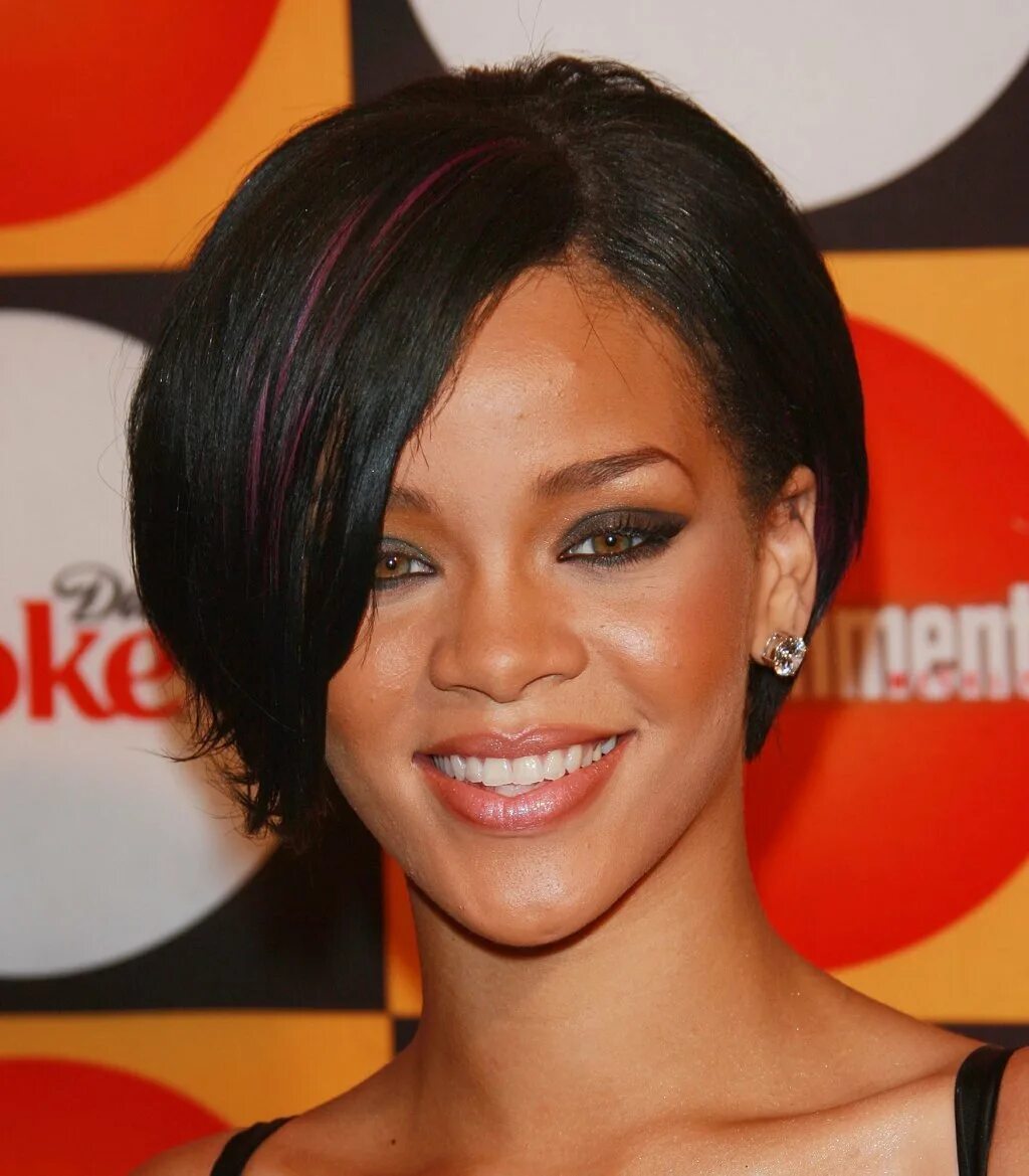 Каре на темные волосы без челки. Рианна асимметричное каре. Стрижка каре сиара. Каре асимметрия. Каре на одну сторону с челкой.