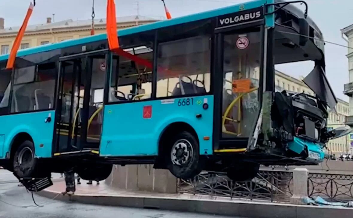 Упавший автобус в петербурге. Упавший автобус в петербурге
