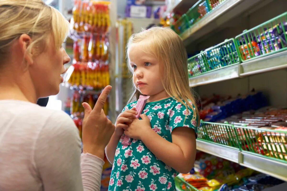 Взять детское. Мама с ребенком в магазине. Магазин сладостей для детей. Мама с дочкой в супермаркете. Ребенок ворует конфеты.