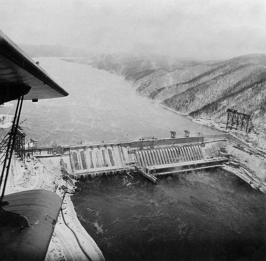 При перекрытии реки плотиной при строительстве гэс. Река енисей красноярская гэс. красноярская гэс 1967. красноярская гэс 1972. красноярская гэс 1965.