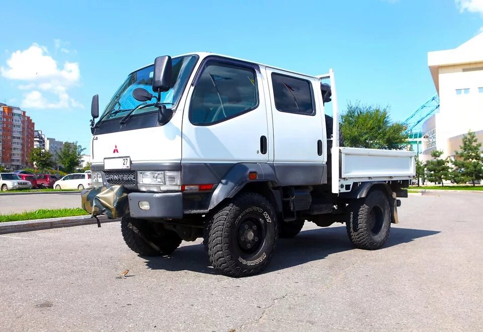 Грузовики 4вд приморский край. Nissan Atlas 4wd двухкабинник. Mitsubishi Canter 4wd. Митсубиси Canter 4х4. Митсубиси Кантер двухкабинник 4х4.