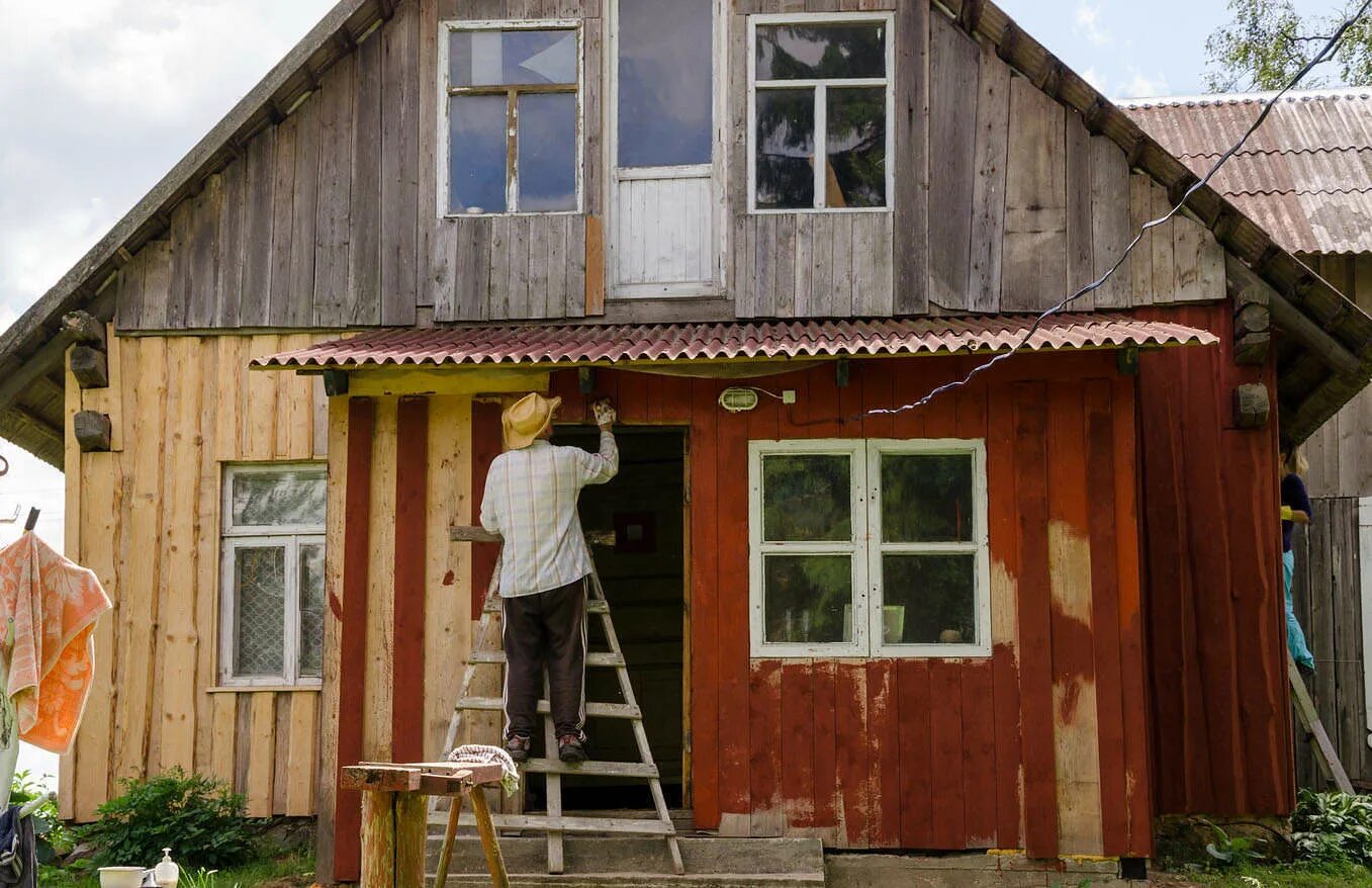 Покрасить старую дачу. Старый деревянный дом. Старый деревянный дом снаружи. Дачный дом покраска. Фасад старого дома.