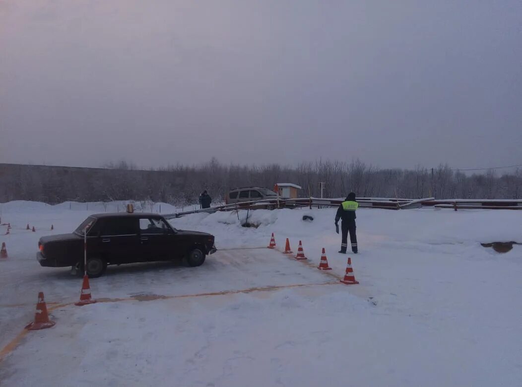 Пересдача экзамена в гибдд 1 апреля 2024. Экзамены зимой. Пересдача экзамена в ГИБДД. Фото машина на площадке для сдачи экзамена зимой.