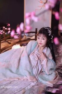 推 特 57 万 粉 网 红 女 神 一 只 云 烧 Buckycloud 最 新 OF 订 阅 福 利.