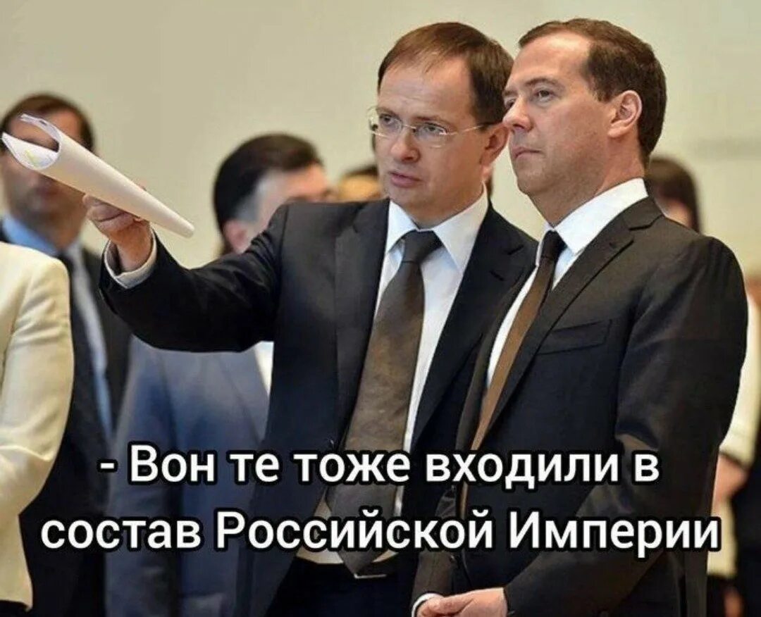Политический юмор. Мемы про Медведева. Мемы про Медведева 2022. Медведев и Мединский Мем. Почему возвращаются в россию