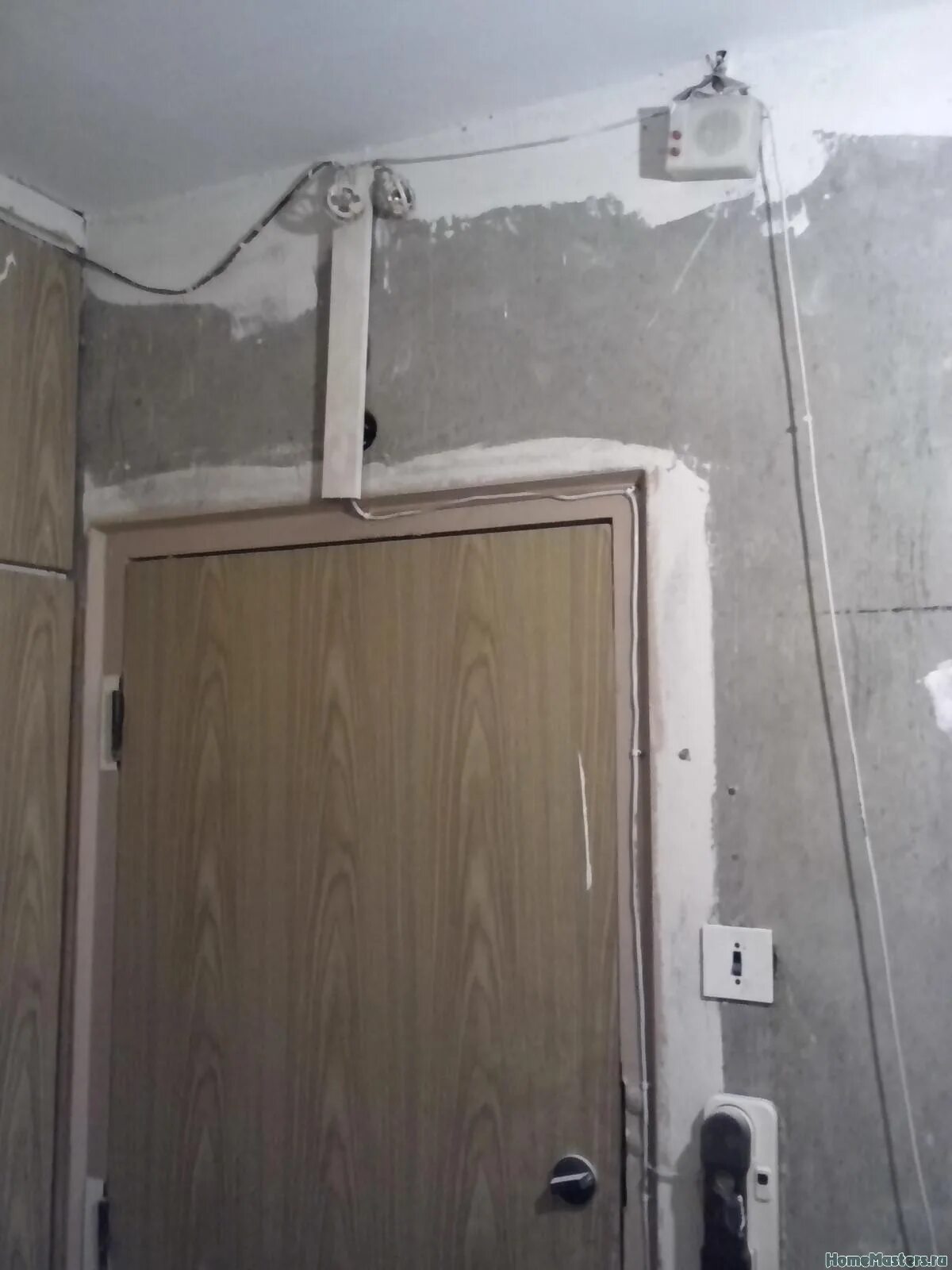 Водопроводные трубы над дверью. Вентиляционный короб в прихожей в квартире. Провод в дверной коробке. Трубы отопления над дверным проемом. Трубы над дверью.