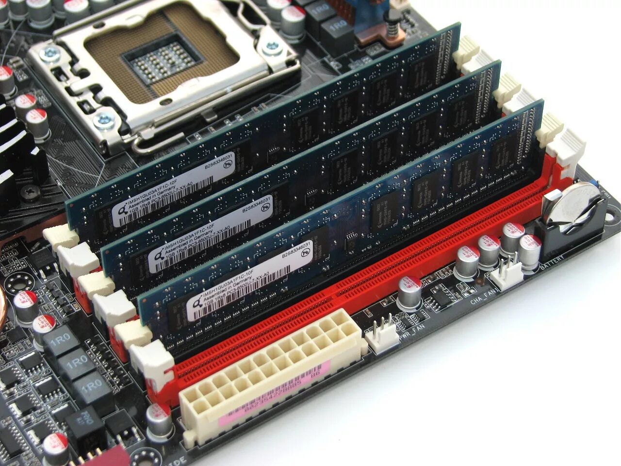 Двухканальный режим какие слоты. Ddr3 трехканальная память. Материнская плата с трехканальной памятью. Трёхканальный режим оперативной памяти. 4х канальная Оперативная память.