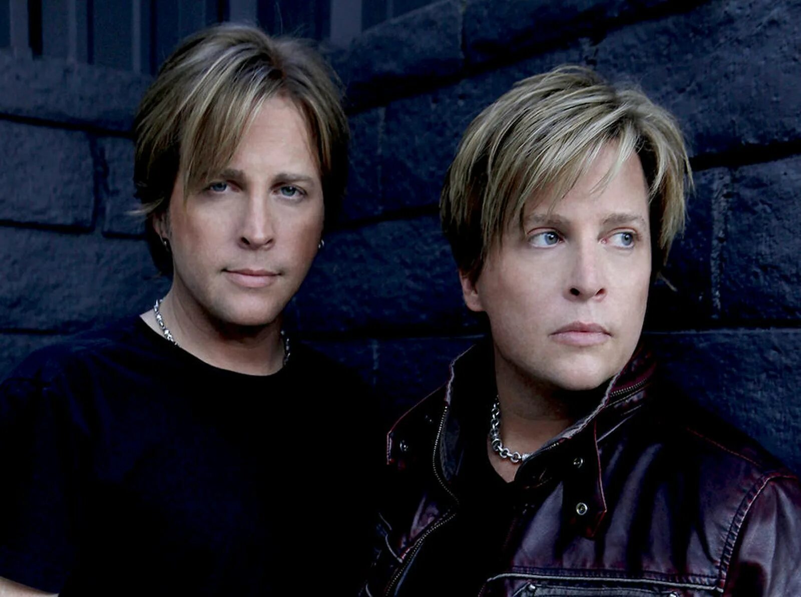 Старший сын эшли грэм. Музыкальная битва. Hustle надпись обои. Гитара вектор. Twin sons.