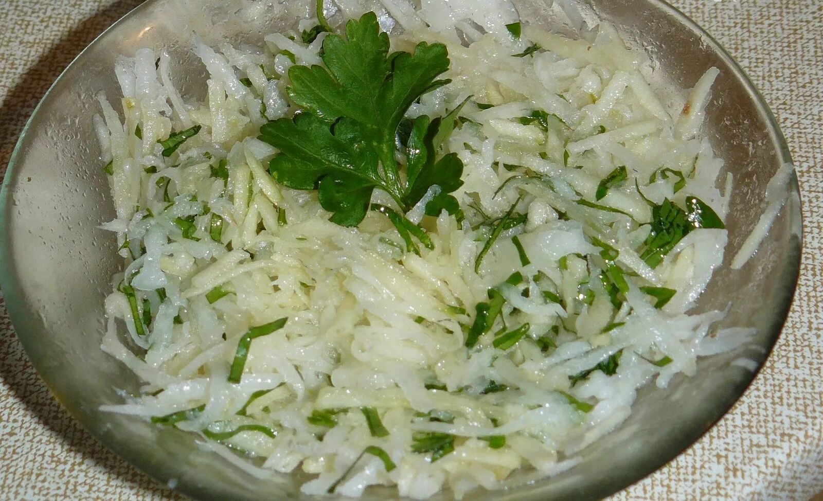 Салат с зеленой редькой. Салат с редькой зеленой и огурцом. Салат из редьки с овощами. Салат дайкон с морковью. Узбекский салат.