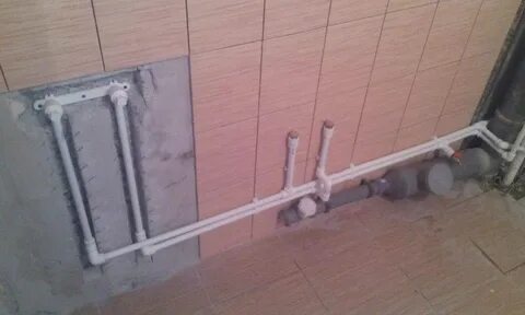 Трубы в ванной и плитка