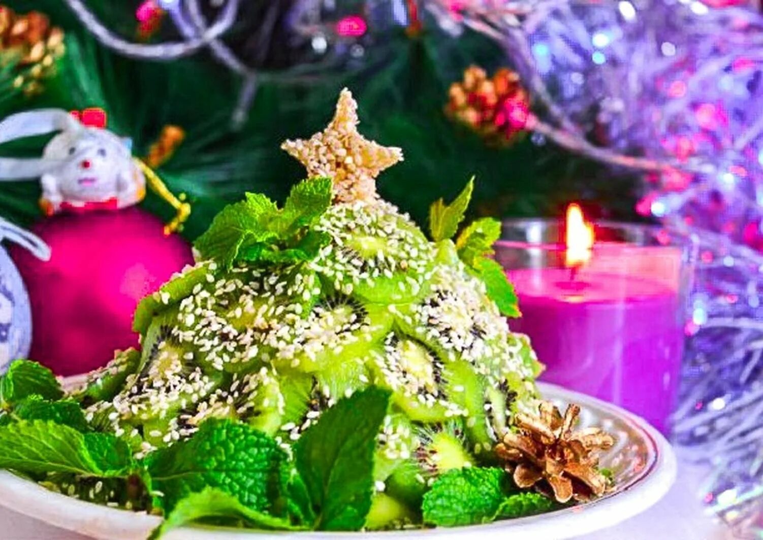 Украшение фруктовой тарелки. Елка из киви. Фруктовый салат елочка. Салат фркутовый новогодняя ёлка. Новогодний фруктовый салат елочка.