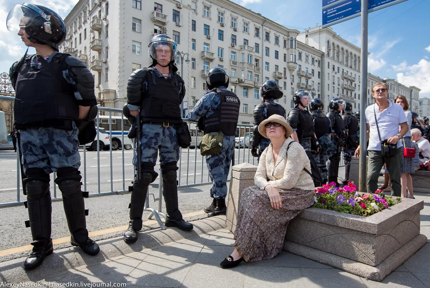 Митинги в Москве 2019. Космонавты в Москве на митинге. Выступ в Москве. Связанные твари в центре Москвы. Что творится в москве сегодня новости