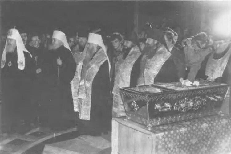 перенесение мощей серафима саровского. перенесение мощей серафима саровского в дивеево 1991. второе обретение мощей серафима саровского 1991. обретение мощей саровского. обретение мощей серафима саровского.