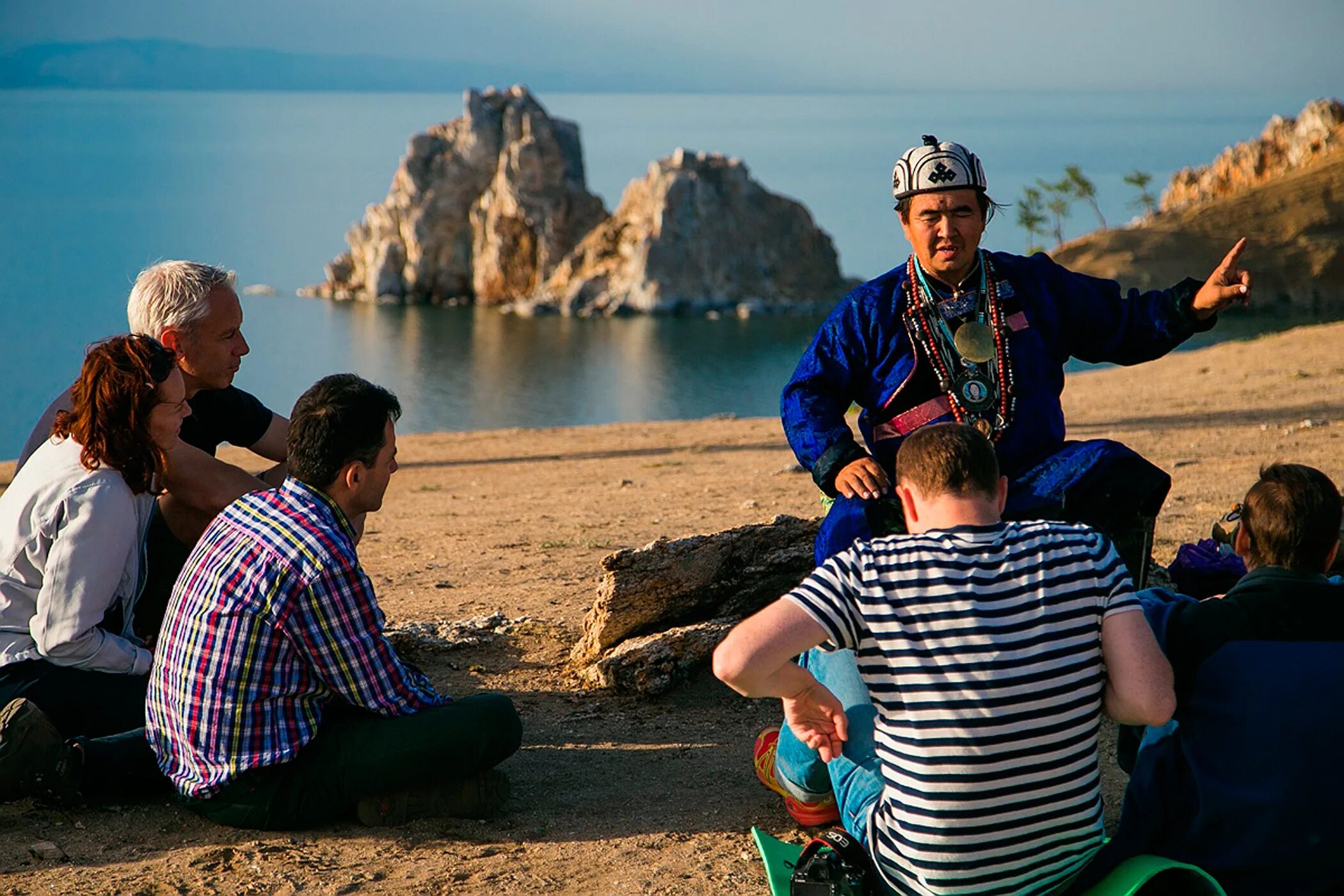Туристы на Байкале. Шаманы на Ольхоне. Путешествие на Ольхон. Люди на Байкале летом.