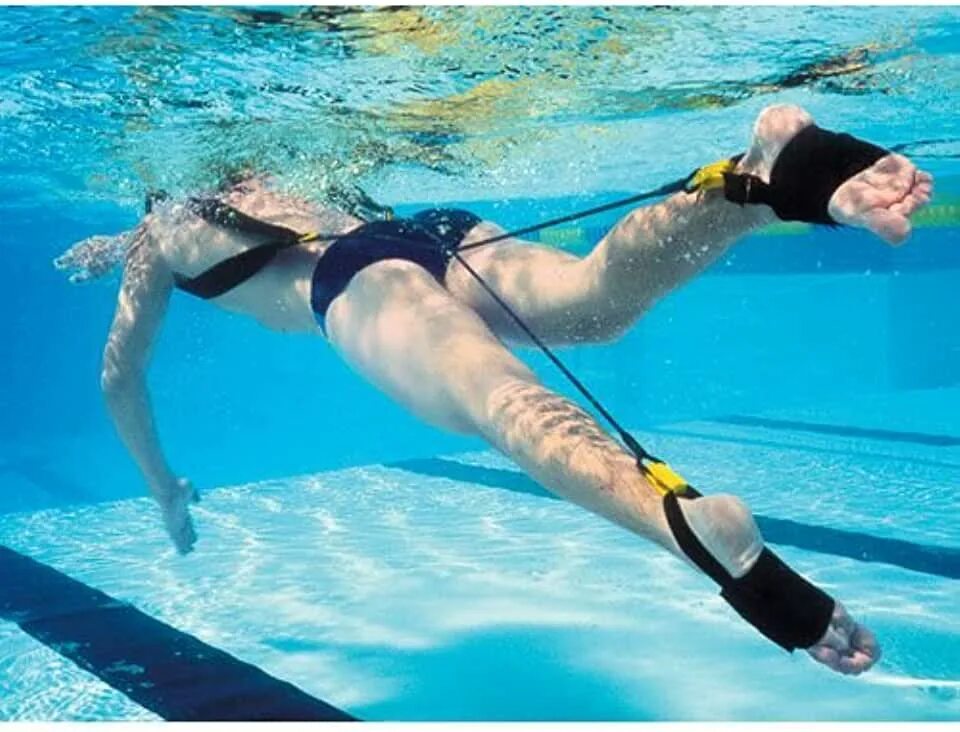 Справа в бассейн. Резинка для плавания в бассейне. Тренажер для плавания. Тренировка с резинками в бассейне. Тренажёры для ног для плавания.