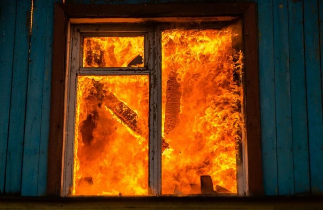 Пожар в доме. Горящее окно. Пожар в окне. Горящий дом. Сгоревшее окно