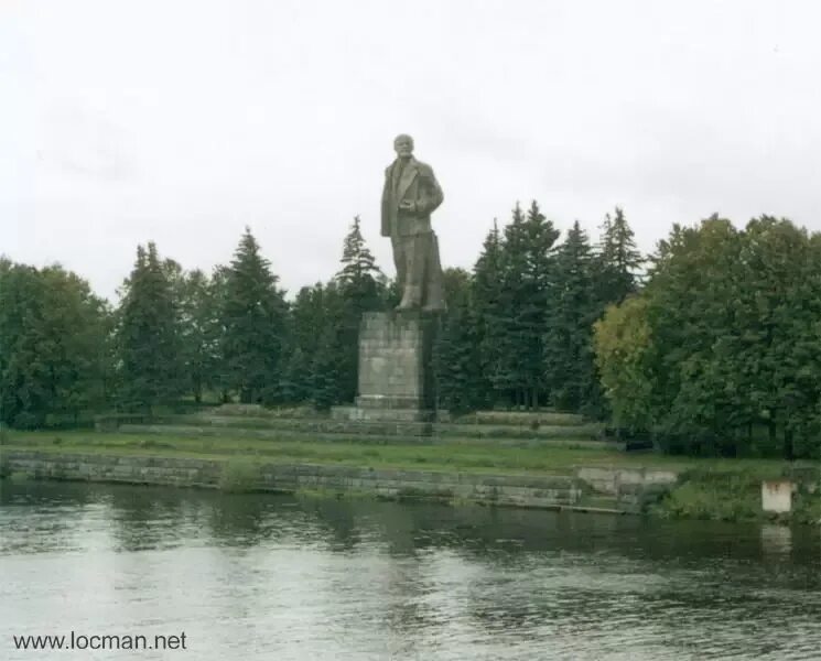 Канал им москвы дубна сталин памятник. Памятники на канале москва. Памятник сталину и ленину на канале имени москвы. Дубна памятник ленину и сталину. Памятник зворыкину в москве на берегу останкинского.