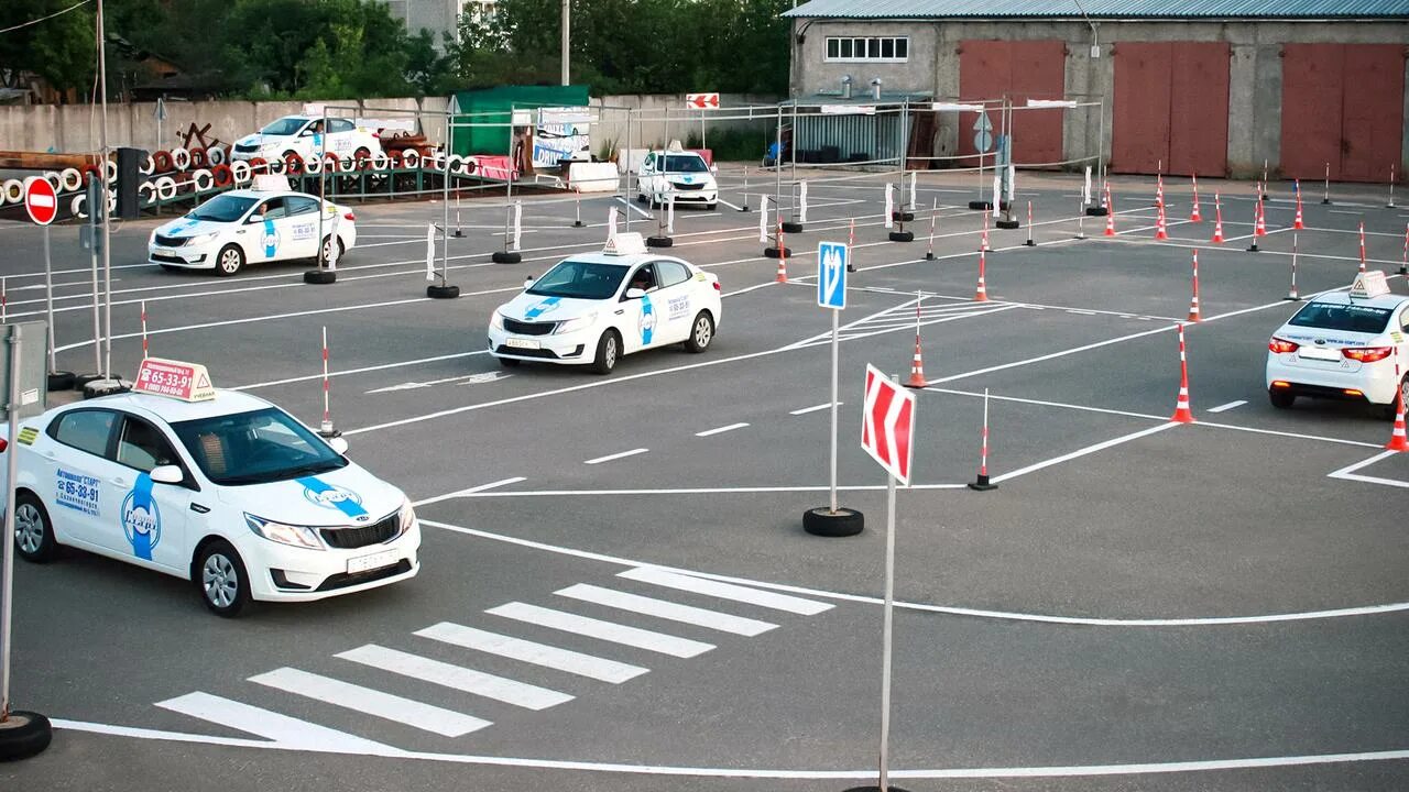 Экзамен гибдд новосибирск. Экзамен площадка в ГАИ 2021. Учебный автомобиль. Учебная машина для вождения. Автошкола автодром.