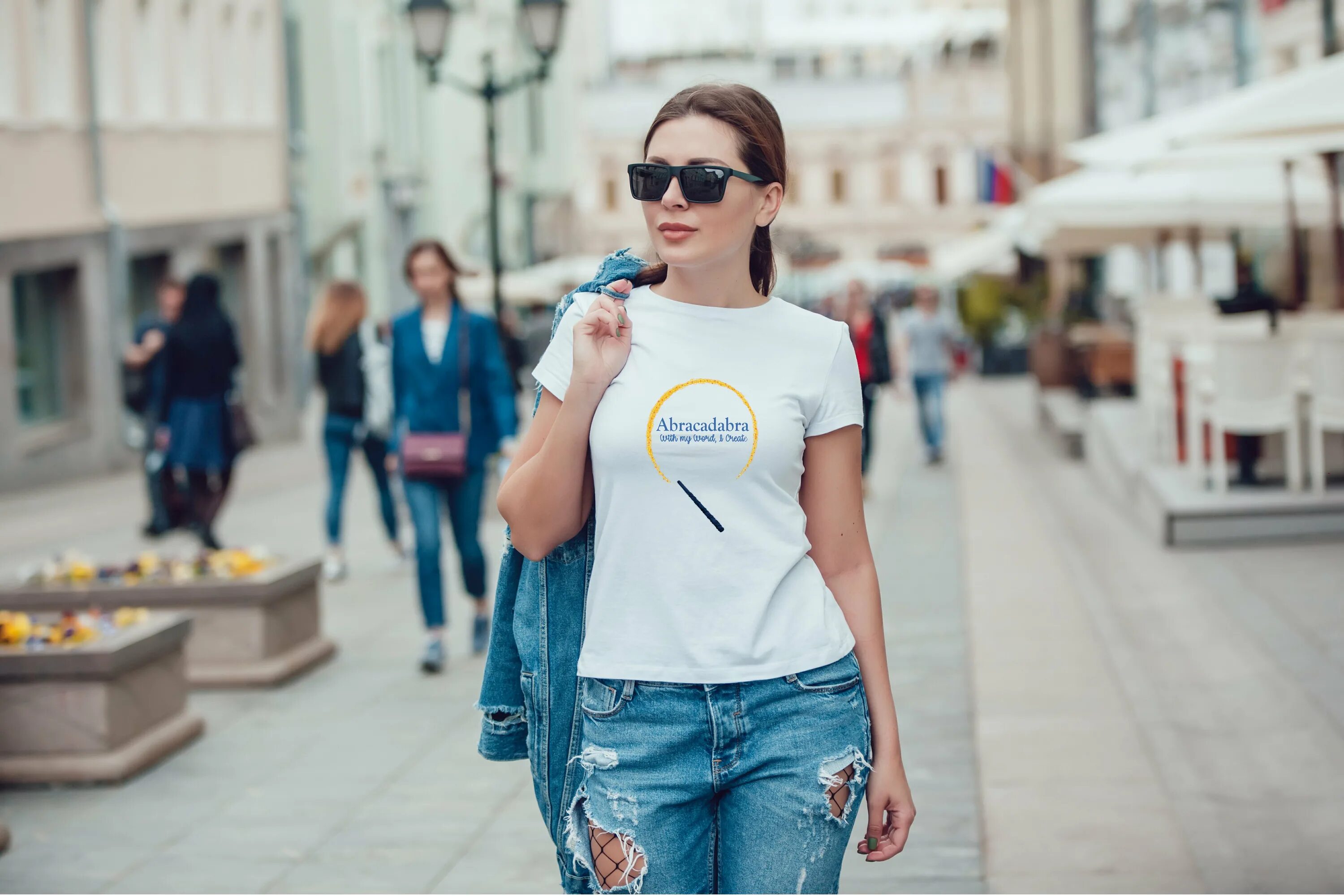 Девушка в белой футболке. Модные вещи. Белая футболка. Футболка девушка. Wear here