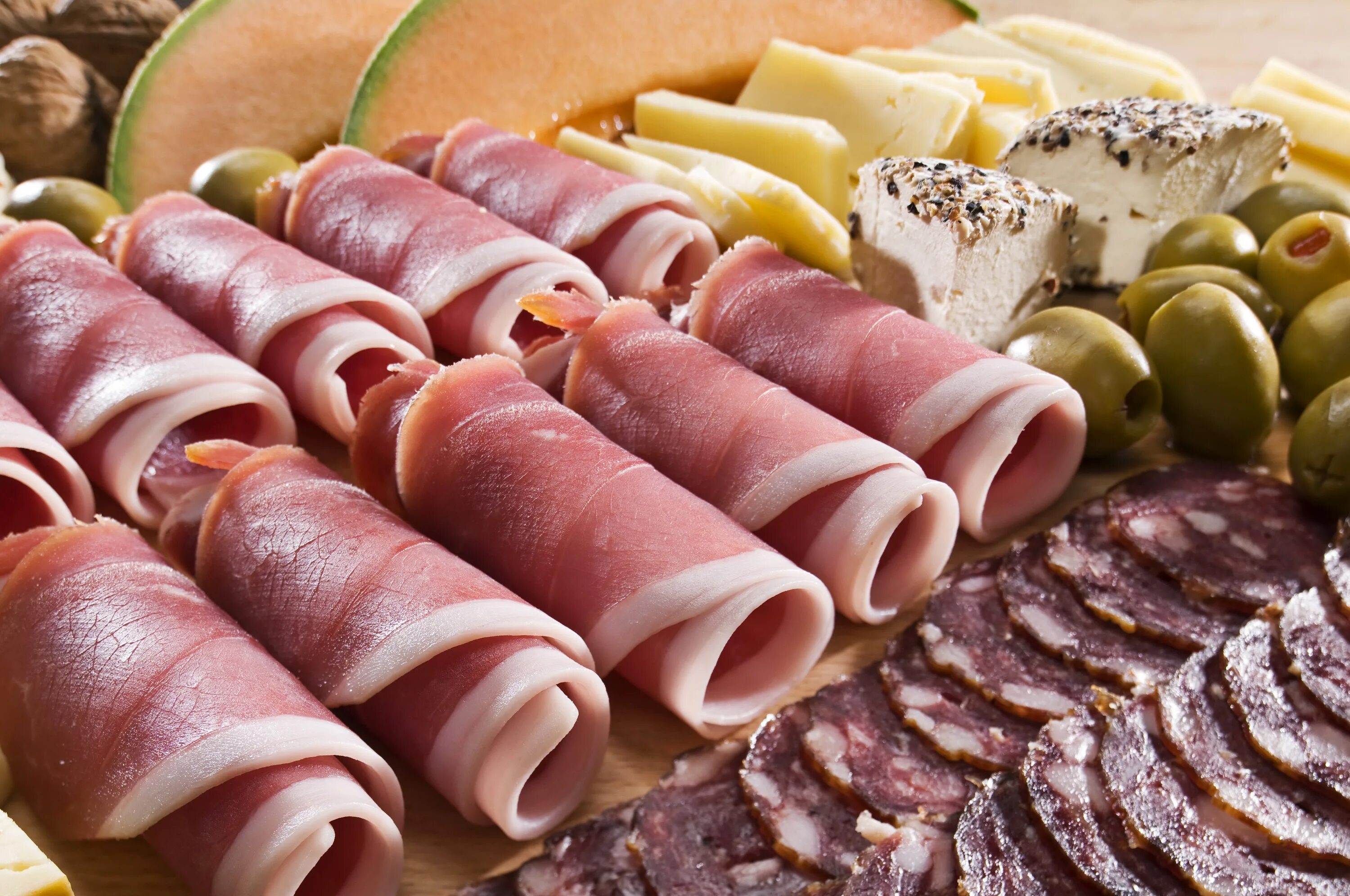 Нарезка колбас как называется. Колбасная нарезка. мясная нарезка. нарезка сыр колбаса оливки. вкусные колбасные мясные изделия.