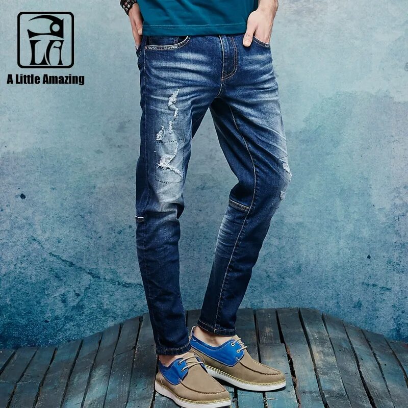 Мужские джинсы в 2024 году. Джинсы мужские модные. Синие джинсы мужские. Потертые джинсы мужские. Джинсы с потертостями мужские.