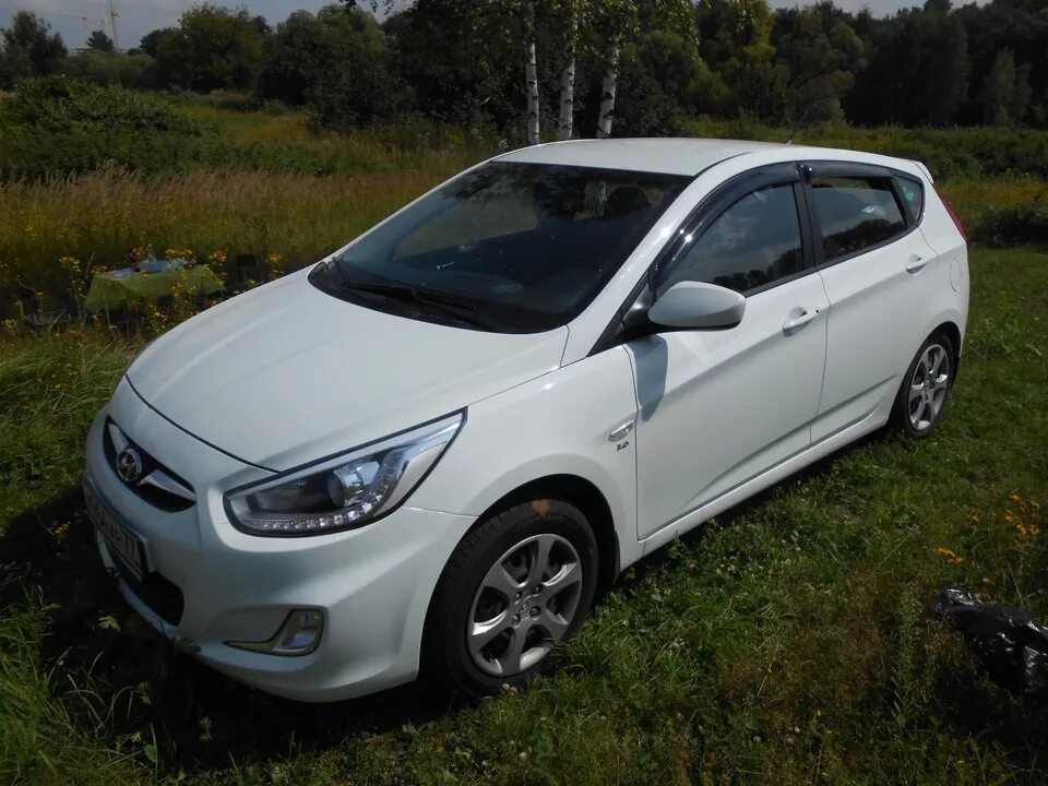 Hyundai Solaris 2013 хэтчбек. Hyundai Solaris 2013 1.6. Хендай Солярис хэтчбек 2013. Хендай Солярис 2013 года хэтчбек.