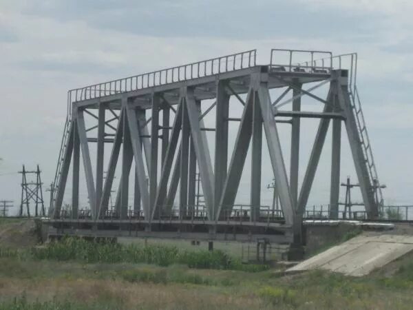 Мост на белом фоне. Железнодорожный мост красноярск. Жд мост тавда. Жд мост иловля. Однопутный жд мост.