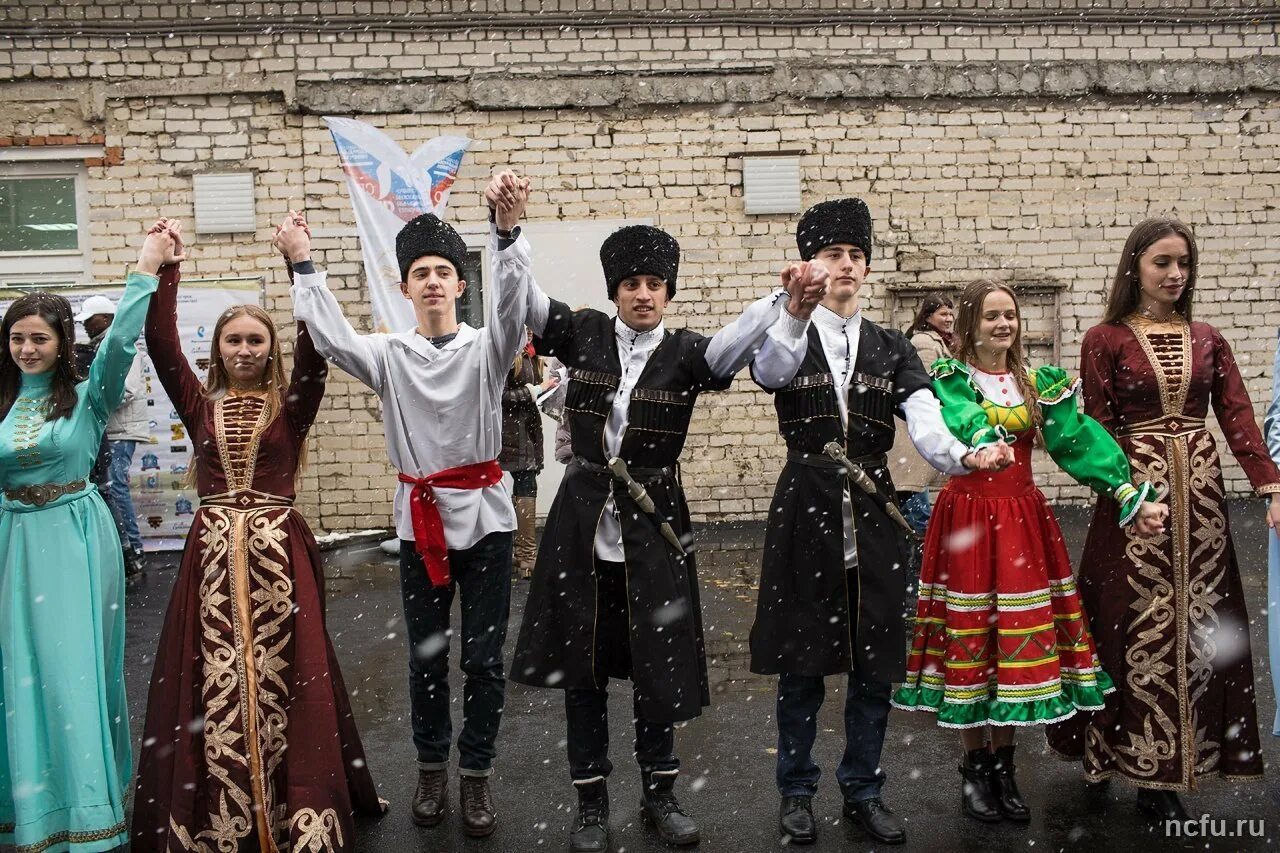 Народы Кавказа ингуши национальный костюм. Костюмы народов Северного Кавказа адыгейцы. Костюмы народов Северного Кавказа ингуши. Дружба народов Северного Кавказа. Какие есть народы кавказа