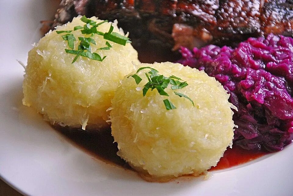 Klöße немецкие. Кнодели немецкое блюдо. Thüringer еда.