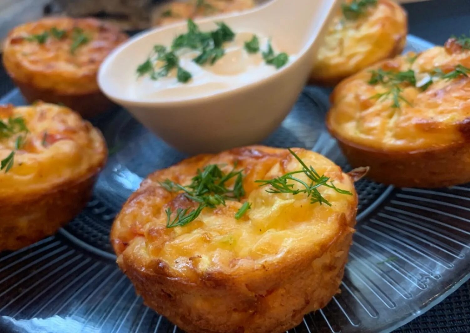 Закусочные кексы с сыром. Кабачковые кексики с ветчиной и сыром. маффины из кабачков. маффины с ветчиной и сыром. закусочные маффины из кабачков.