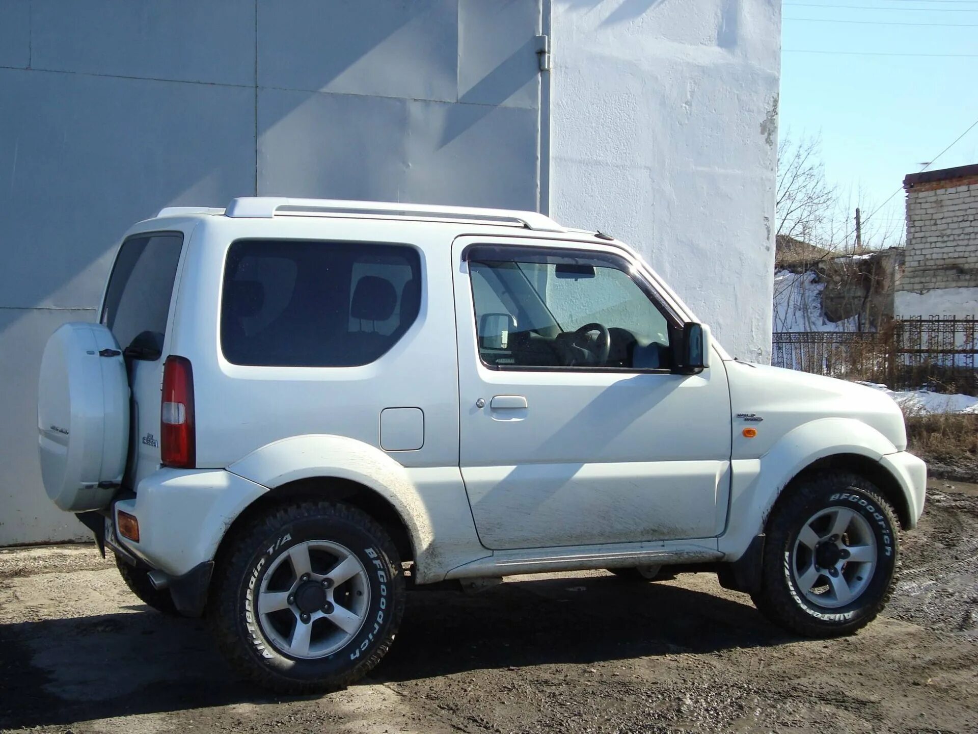 Куплю сузуки джимни б у. Suzuki Jimny 2005. Сузуки Джимни 1.3 2005. Сузуки Джимни 2005. Suzuki Jimny белый.