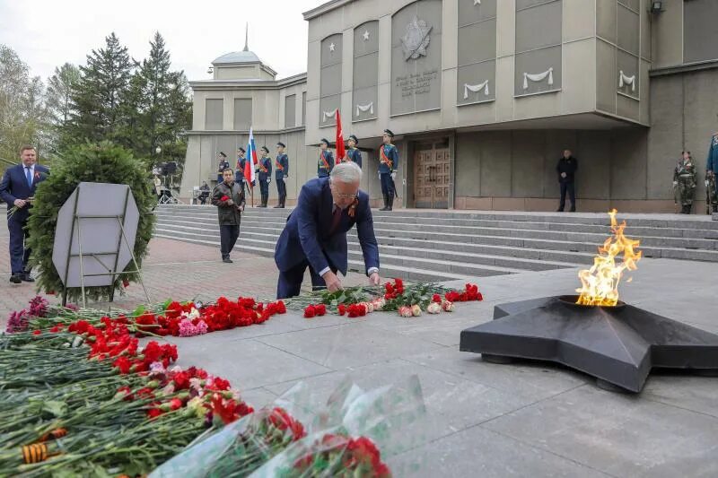 Красноярский мемориал Победы. Вечный огонь мемориал Победы Красноярск. Красноярск памятник победе. Мемориал Победы в ВОВ В Красноярске. 9 мая красноярский край