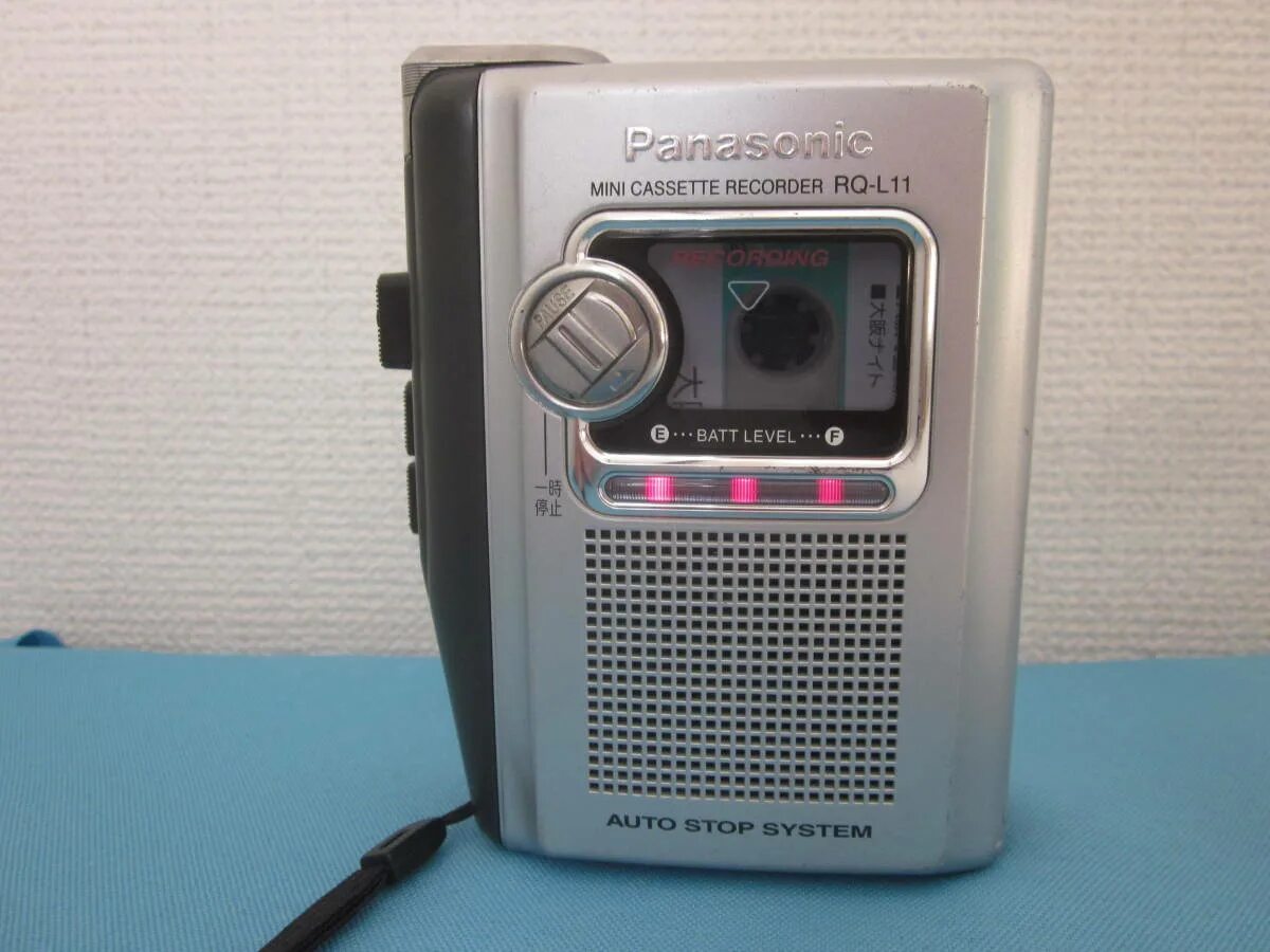 Кассета панасоник. Panasonic RQ-l11 Portable Cassette Player. RQ-l11. Диктофон Panasonic кассетный серебристый RQ. Panasonic RQ-l335.