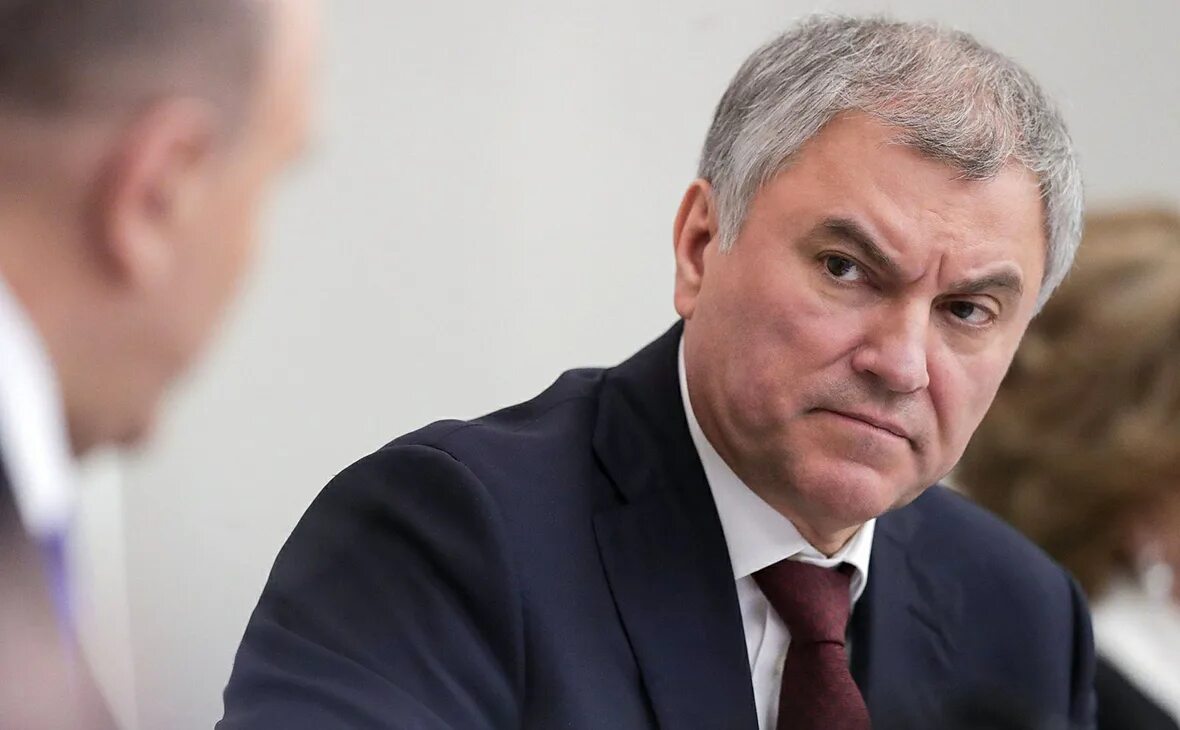 Взялись за володина. Взялись за володина. Взялись за володина. Володин с цветами. Депутат володин госдума.