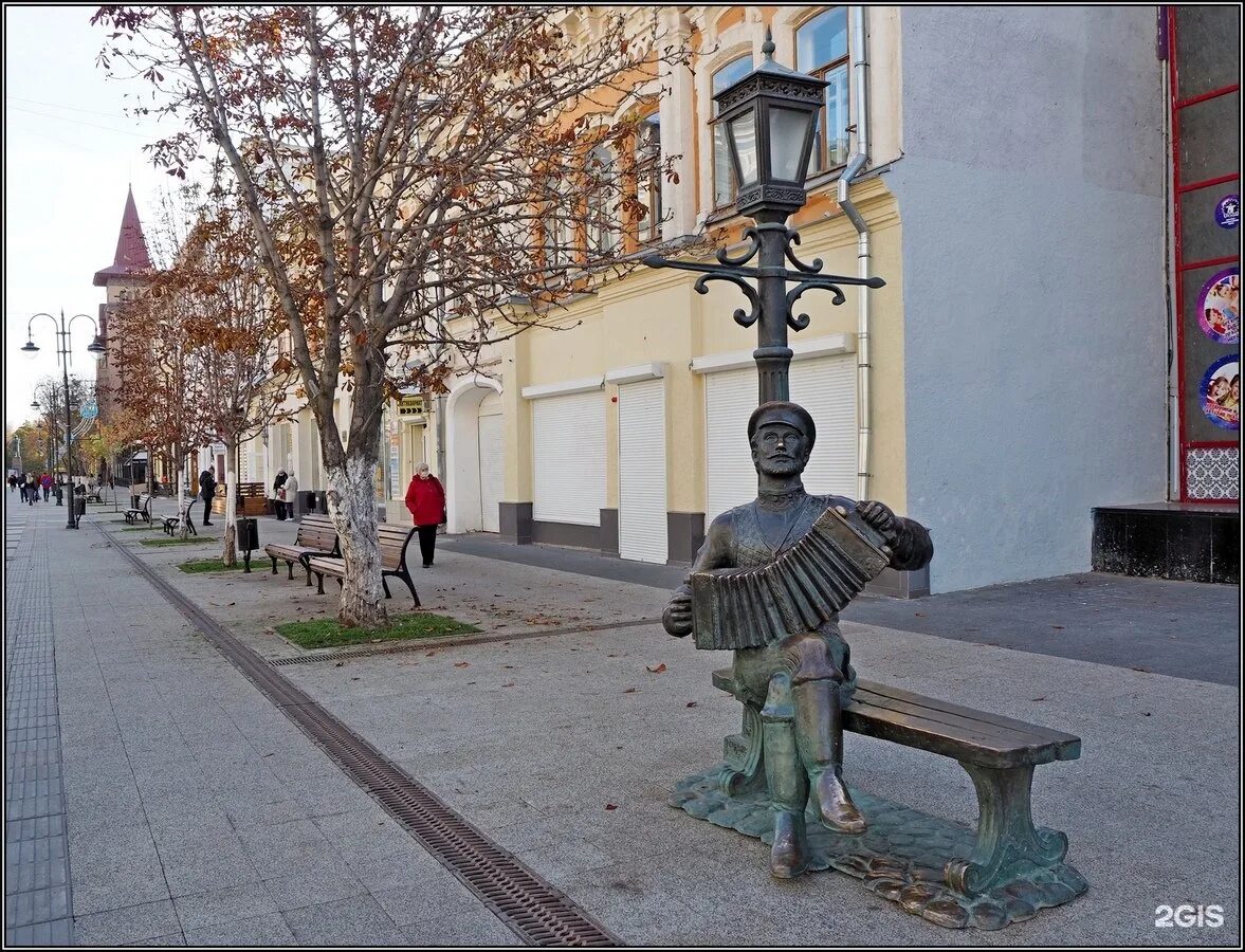 Памятники саратова. Памятник Саратовской гармошке Саратов. Саратов проспект Кирова памятник гармонист. Памятник гармошке Саратов. Саратов проспект Кирова памятник гармошке.