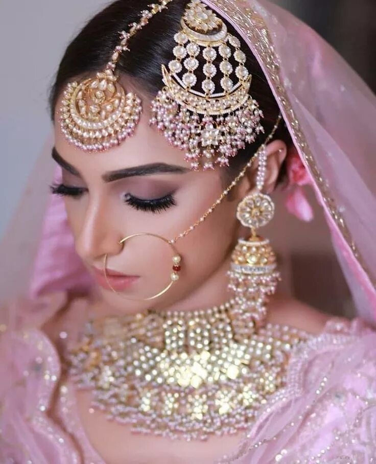 Pakistani jewellery model. Индийская свадьба. Арабский макияж глаз 2022. Девушки в сари и украшениях. Индийские украшения сари.