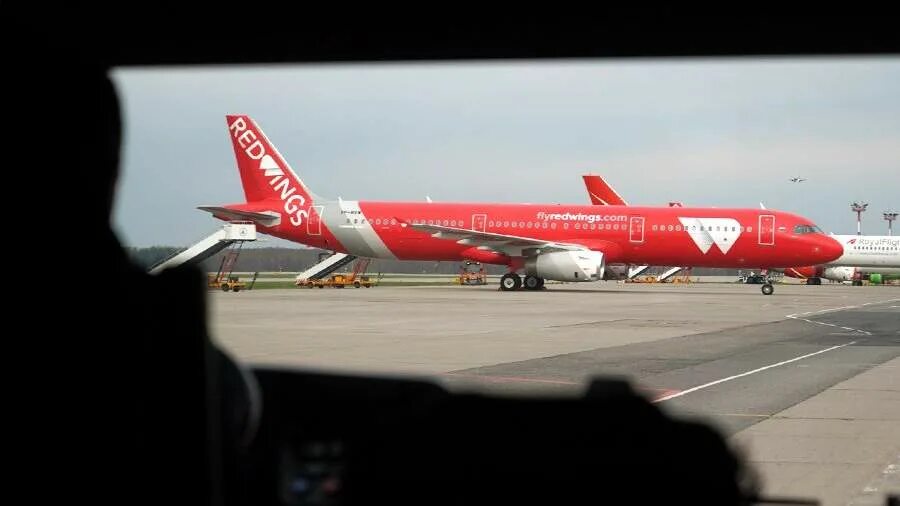 Red wings домодедово. Ред вингс в шереметьево. b772 самолет red wings. red wings таиланд.