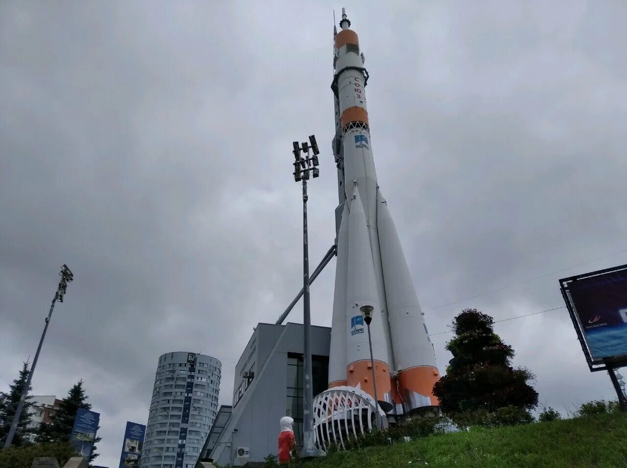 Ракета союз самара. Самара монумент ракеты-носителя «союз». Ракета самара фото. Самара музей самара космическая. Музейно-выставочный центр «самара космическая».