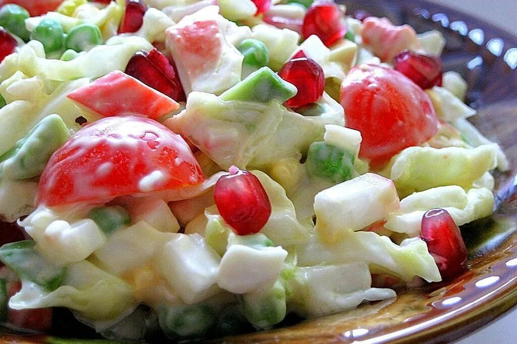 Салат Айсберг помидоры крабовые палочки. Салат с крабовыми палочками и салатом Айсберг. Салат Айсберг с крабовыми палочками. Салат с помидорами черри айсбергом и
