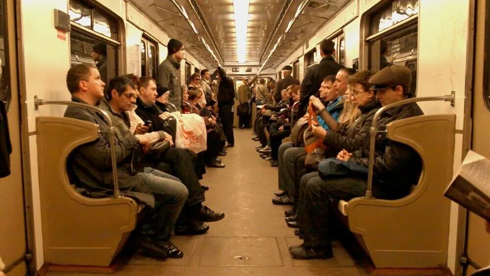 Вагон метро с людьми. Московское метро вагон с людьми. метро внутри с людьми. люди в вагоне метро. вагон метро с пассажирами.