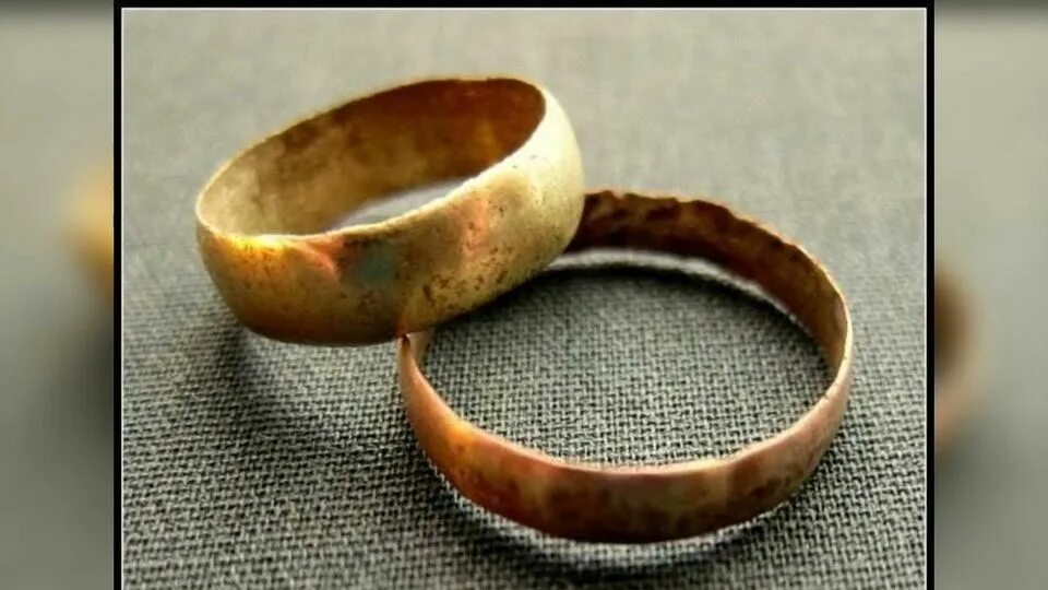 Можно переплавлять обручальные кольца. Старинные обручальные кольца. Древние обручальные кольца. Старинные золотые обручальные кольца. Обручальные кольца в старину.