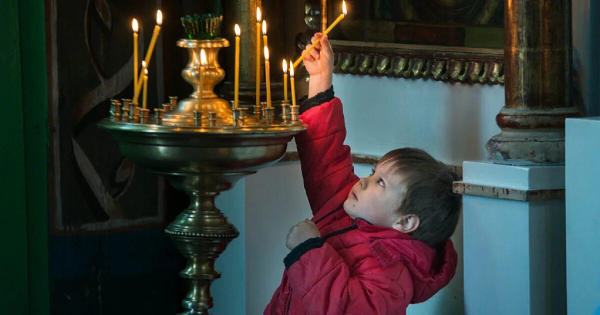 Дети в храме. Мальчик молится в храме. Дети молятся в храме. Мальчик маленький в храме.