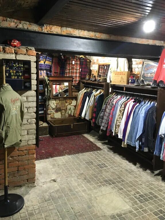 Симс 2 барные стойки. Legacy магазин винтажной одежды. Интерьер цветочного магазина. A global guide to the best vintage stores and resale platforms. Винтажные магазины.